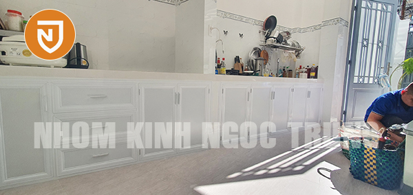 cua bep duoi alu trang sua