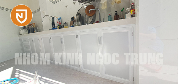 cua bep duoi nhom alu