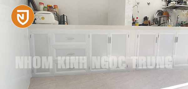 cua bep duoi nhom alu