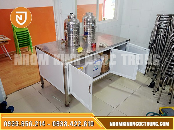 cua bep alu cho ban an inox