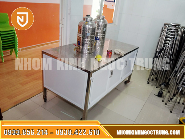 lap cua bep nhom alu cho ban an