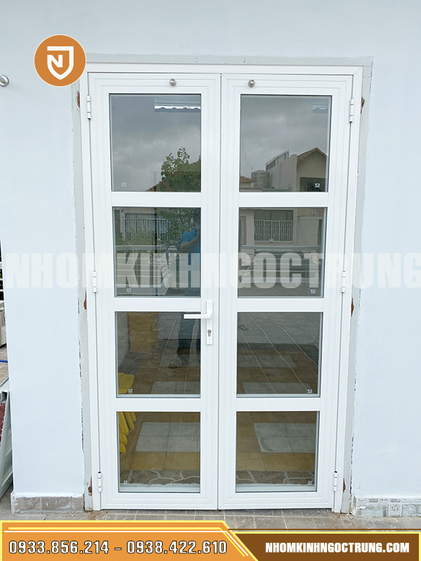 cua nhom xingfa 2 canh mau trang sua