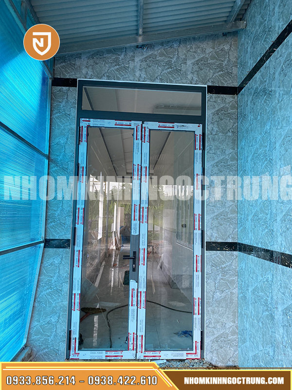 cua xingfa 2 canh co o fix