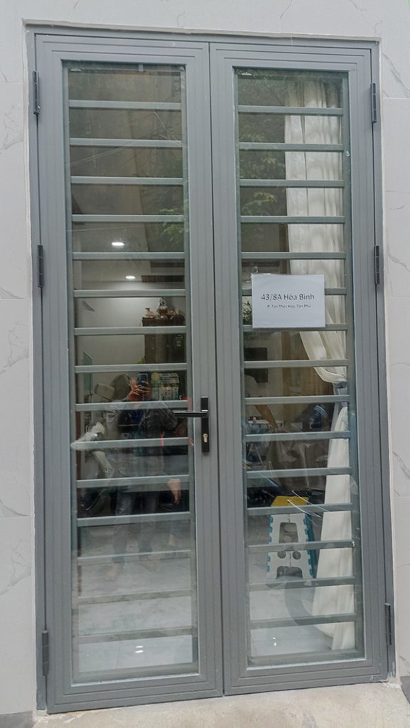 cua xingfa 2 canh co khung bao ve