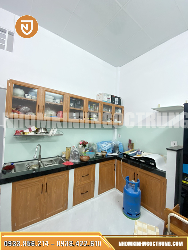 kinh op bep mau trang xanh