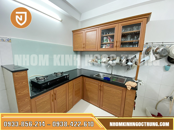 kinh op bep mau trang xanh