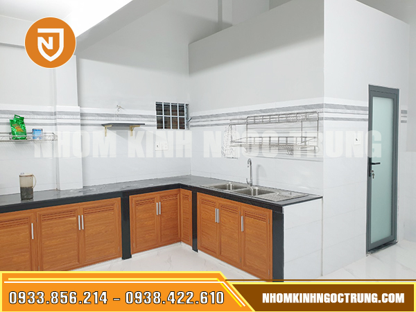 cua bep duoi nhom gia go