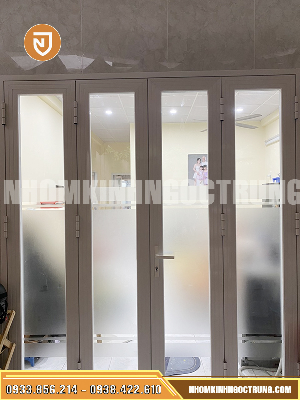 cua nhom xingfa 4 canh trang sua