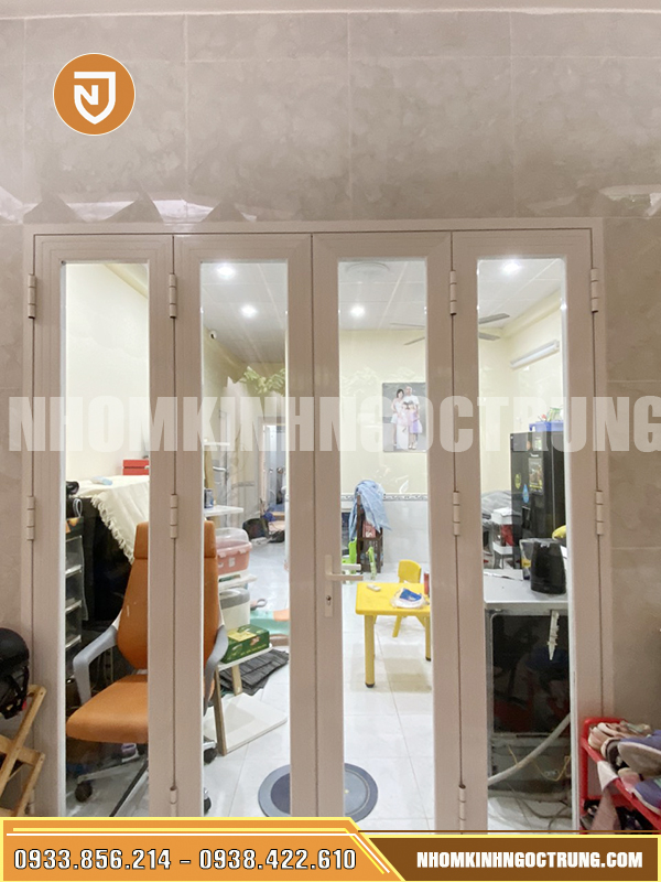cua nhom xingfa 4 canh mau trang sua dep