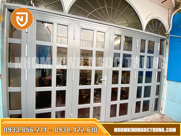 cua nhom xingfa 4 canh chia o hong kong