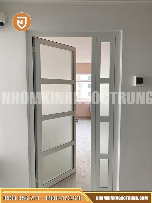 cua nhom xingfa 1 canh mau trang sua