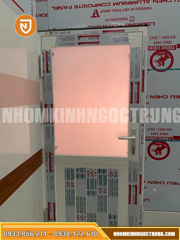 cua phong nhom xingfa trang sua