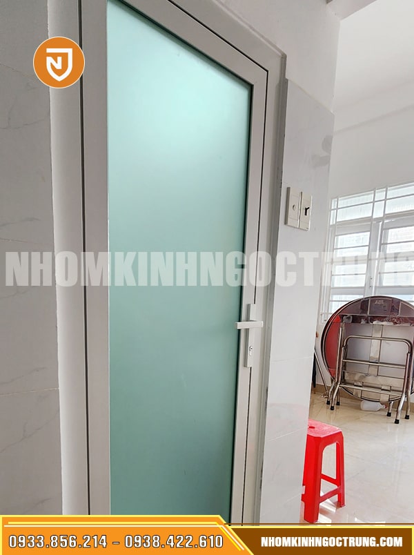 cua phong nhom xingfa trang sua