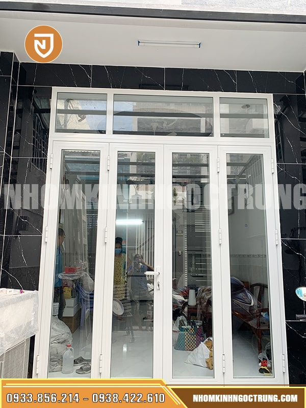 Cửa 4 cánh nhôm Xingfa màu trắng sữa cua 4 canh nhom xingfa trang sua