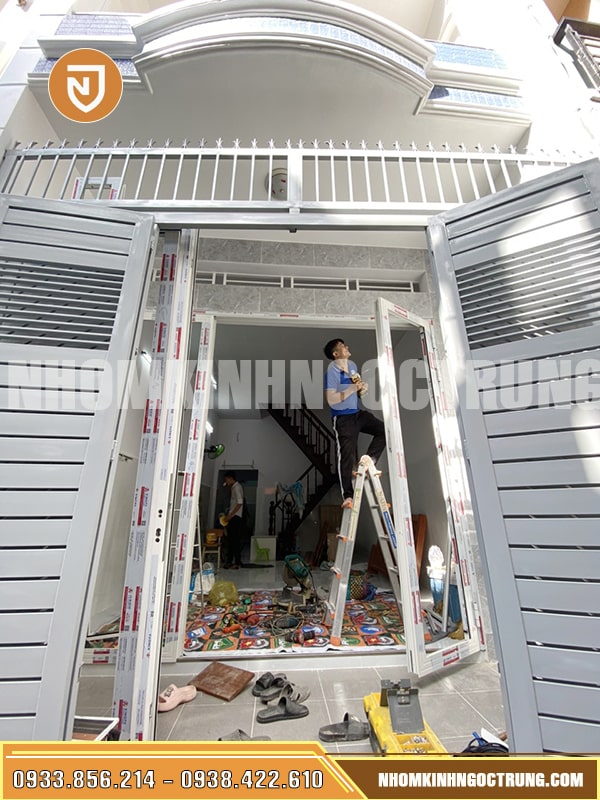 cua 4 canh nhom xingfa trang sua