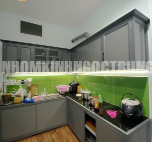 cua bep duoi nhom xam va alu