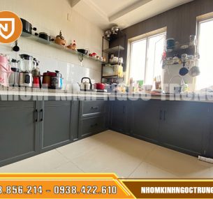 cua bep duoi nhom xam