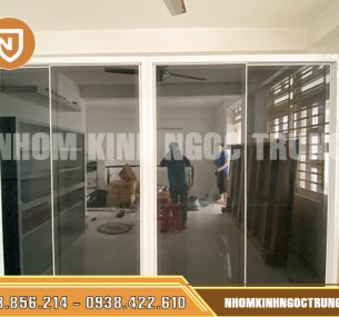 tu quan ao lon kinh den